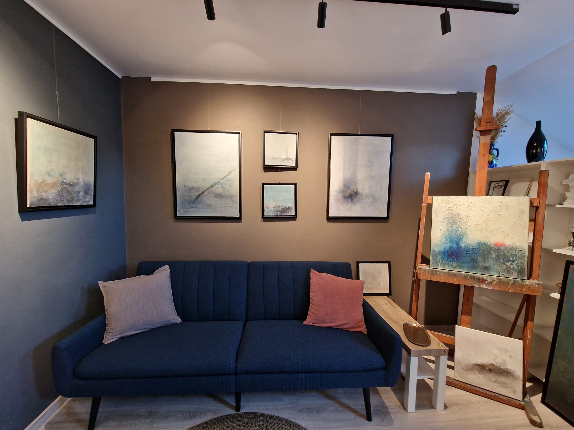 Mini galeria Georgiana Cotuțiu la atelierul SHEVALET din Bistrița, cu lucrări din Sedimental