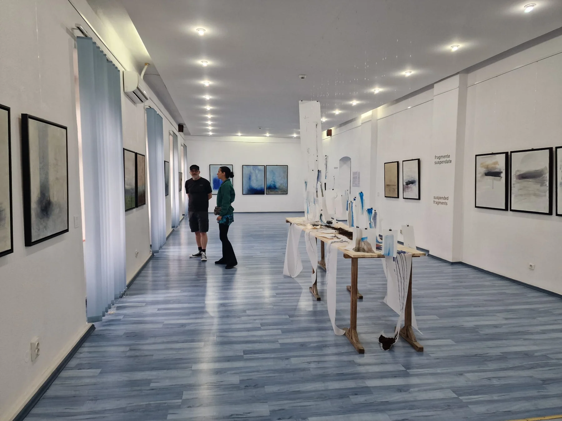 Unde ajunge albastrul — instalația în sala de expoziție, cu vizitatori